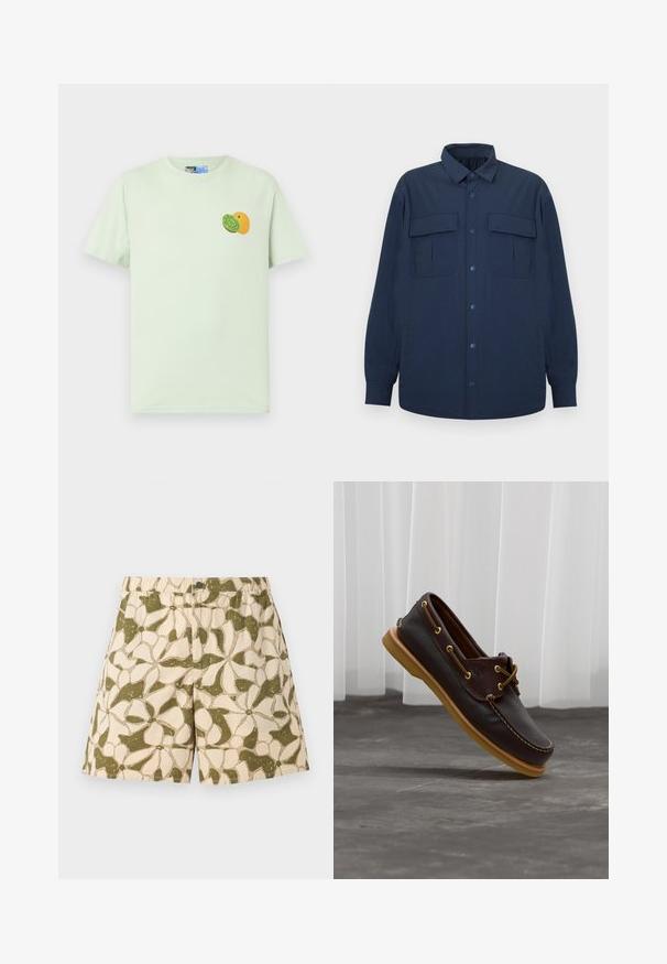 Surchemise bleu marine à boutons, manches longues, deux poches à rabat à l'avant et un col, présentée sur un fond clair et plat.; T-shirt vert clair à manches courtes avec un petit motif de kiwi et d'orange sur le côté gauche de la poitrine.; Short beige et vert à motif floral avec taille élastique et fermeture à boutons sur le devant, présenté sur un fond uni.; Chaussure bateau en cuir brun foncé avec semelle marron clair et détails en lacets, vue en angle au-dessus d'un sol gris avec des rideaux blancs en arrière-plan.