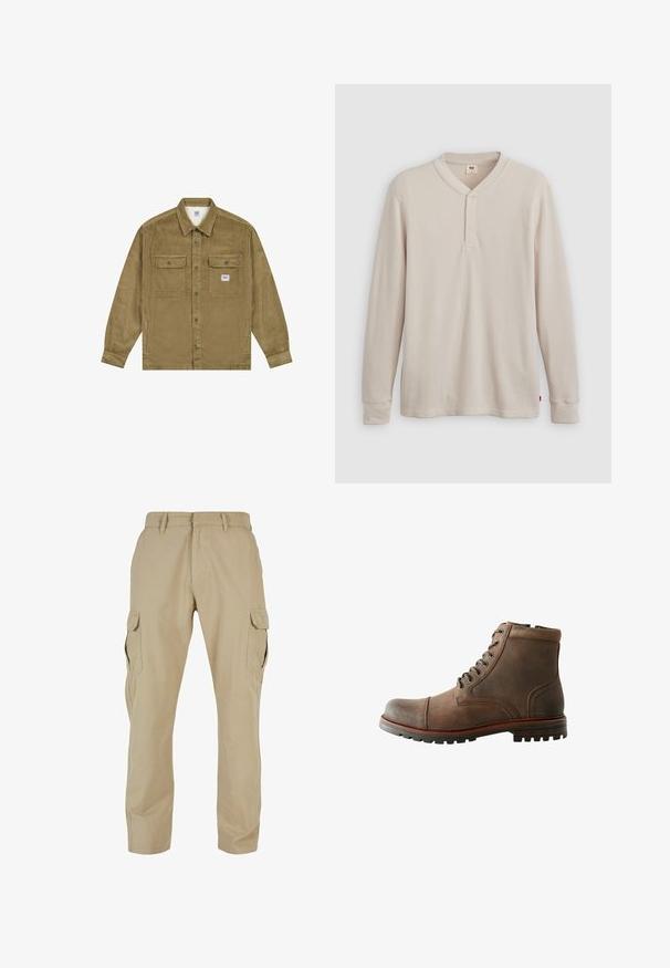 Lee WORKWEAR - Jeansjacke - dark khaki; Langärmliges Henley-Shirt aus leicht beigem Rippstoff mit V-Ausschnitt, Knopfleiste mit drei Knöpfen und angeschnittenen Ärmeln. Roter Logo-Tag am Saum.; Beige Cargo-Hosen aus Baumwolltwill mit mehreren Seitentaschen, geradem Bein Design und einem Reißverschluss mit Gürtelschlaufen.; Braune Lederknöchelstiefel mit abgerundeter Spitze, gepolstertem Kragen, Schnürung mit sechs Ösen und strukturiertem Gummisohle. Genähte Akzente an den Seiten.