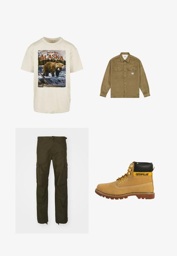 Lee WORKWEAR - Spijkerjas - dark khaki; Crèmekleurig katoenen T-shirt met een grafische print van een bruine beer in water, bergen en bomen, met "Alaska" en "The Last Frontier."; Olijfgroene cargobroek van duurzaam materiaal, met een knoopsluiting, meerdere zijzakken en elastische boorden bij de enkels.; Bruine leren laars met een zwarte kraag, gele accenten, gouden veterogen en een robuuste zool. Heeft een zijnaad en contrasterende stikseldetails.