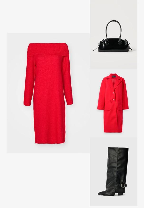 Roter Wollmischmantel mit Reverskragen, Ein-Knopf-Verschluss, zwei Fronttaschen und Ärmeln in Ellenbogenlänge. Glatte Textur und gerade Silhouette.; Rotes, schulterfreies Strickkleid mit langen Ärmeln, ausgestattet mit einem gerippten Ausschnitt und einer geraden Silhouette. Weicher Stoff und knielang.; Schwarze Lederstiefeletten in Knöchellänge mit spitzem Zehenbereich, glatter Oberfläche und silberner Schnallenakzent an der Seite. Massiver, quadratischer Absatz.; Kleine schwarze glänzende Handtasche mit zwei langen Griffen und seitlichen Kordelzug-Details vor einfachem hellem Hintergrund.