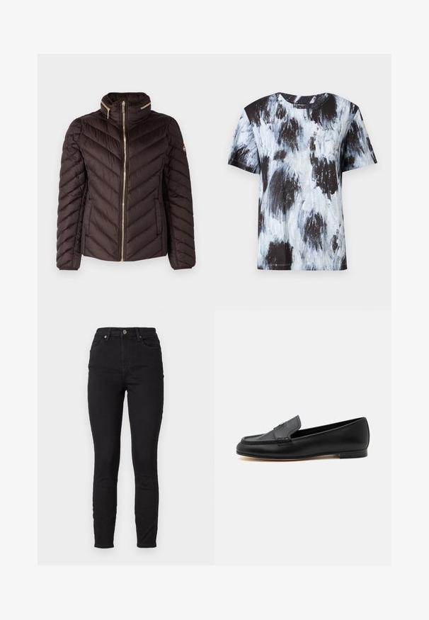 MICHAEL Michael Kors Dunjakker - chocolate; Sort og lyseblå abstrakt mønstret kortærmet t-shirt, rund halsudskæring, lavet af bomuld, med en afslappet pasform og blød tekstur.; Sorte skinny jeans lavet af denim med høj talje, der har forlommer, knaplukning og subtil stikning på sømmene.; Sort læderloafer med lav hæl, syninger og en lille metallisk detalje på vristen.