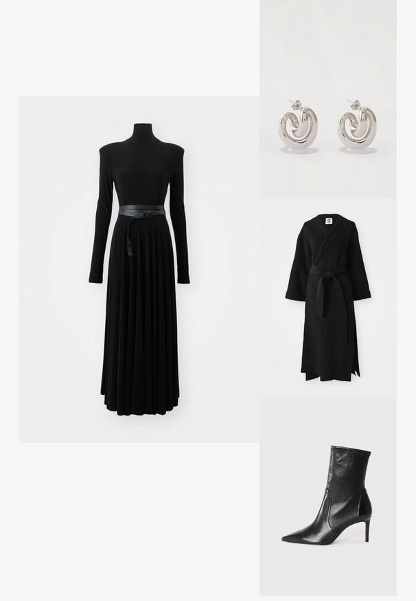 Sort lang kappe lavet af blødt stof, med sjal-krave, lange ærmer, taljebånd og en sideslids. Simpelt og minimalistisk design.; Norma Kamali SHOULDER PAD TURTLE FLARED DRESS TO MIDCALF - Jerseykjole - black; Sorte ankelstøvler lavet af glat læder, med spids tå, tætsiddende skaft og en slank høj hæl. Minimalistisk design uden synligt hardware.; Sølv metaløreringe med et svunget design, der har glatte overflader og en poleret finish, sikret med en sommerfugleklips.