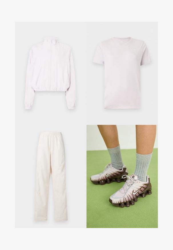 Kevyt vaaleanpunainen lyhyt takki, jossa on korkea kaulus, täyshihallinen vetoketjusuljenta, joustavat hihansuut ja sileä, mattapintainen materiaali.; Vaaleanpunainen Nike lyhythihainen t-paita pyöreällä kaula-aukolla ja pienellä valkoisella Nike-logolla vasemmalla rinnalla.; Vapaat, kuminauhavyötärölliset kermaan sävyiset housut, joissa on suora lahkeenleikkaus, valkoista taustaa vasten esitetty.; Nike lenkkarit vaaleanpunaisina ja ruskeina, joissa on teksturoitu pinta, kerrostettu muotoilu ja pehmustettu pohja, jossa on näkyviä ilmayksiköitä.