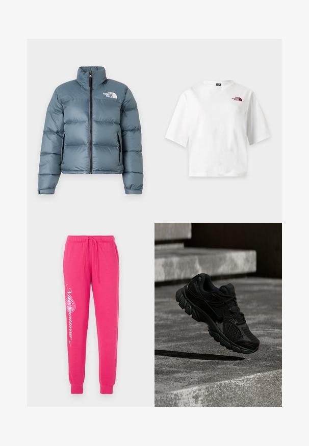 Blå polstret jakke med høj krave, frontlynlås, sidelommer med lynlås, justerbare manchetter og hvid "The North Face"-logo på brystet.; Hvid T-shirt med korte ærmer med lille rødt The North Face-logo på øverste venstre bryst, vist på en ensfarvet lys baggrund.; Lyserøde sweatpants lavet af blødt stof, med snor i taljen, tapered cuffs og hvid grafisk tekst på venstre ben.; Sort atletiksko med mesh og syntetisk overdel, struktureret sål og rundet tå, svævende over en struktureret betonoverflade.
