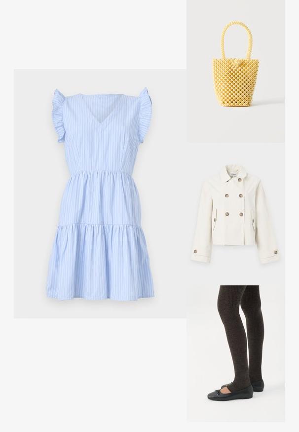 Trench-coat court couleur crème avec un design croisé à double boutonnage, quatre grands boutons dorés, et des poches latérales. Tissu lisse avec un léger brillant.; Robe rayée bleu clair avec un col en V, des manches courtes à volants, une taille cintrée et une jupe à volants. Fabriquée dans un tissu doux et léger.; Jambes portant des leggings côtelés foncés associés à des ballerines noires avec de petits détails en nœud sur fond blanc.; Petit sac à main style bocal fait de perles crème brillantes avec une anse en perles bouclée et une fermeture décorative avec un nœud de perles.