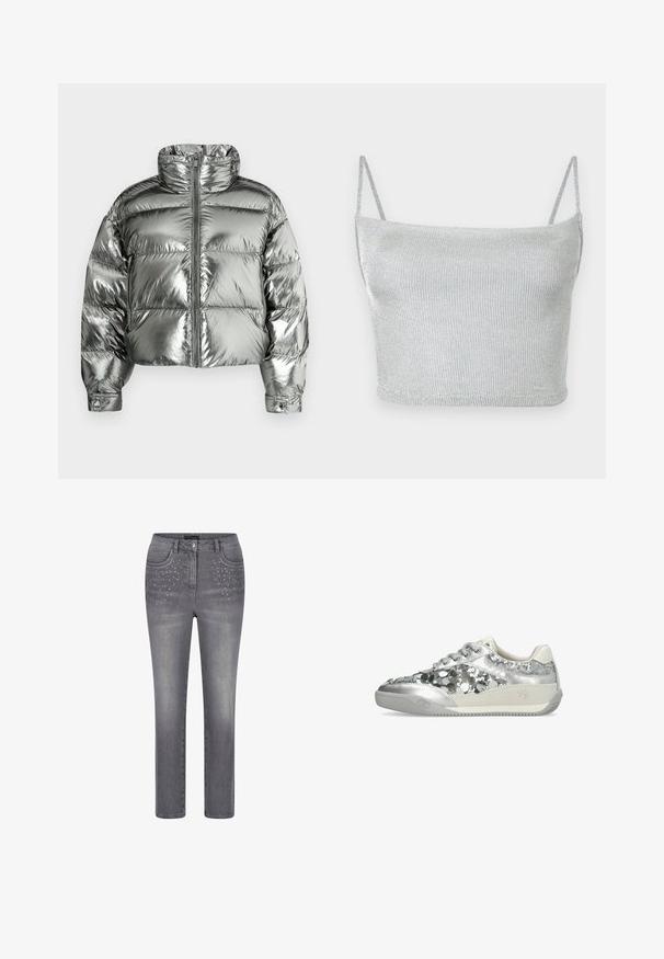 Zilveren donsjack met hoge kraag, gewatteerd ontwerp, metallic afwerking, ritssluiting aan de voorkant en elastische manchetten. Korte lengte, gladde textuur.; Zilverkleurige metallic gebreide crop top met dunne verstelbare bandjes. Strak model en gladde textuur. Geen patronen of zichtbare hardware details.; Grijze rechte jeans met voorzakken versierd met kleine zilveren studs, knoopsluiting en riemlussen.; Zilveren lage sneaker met vetersluiting, voorzien van glanzende pailletten en een rubberen zool, gepresenteerd tegen een witte achtergrond, zijaanzicht.