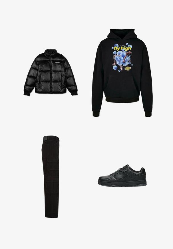 Schwarze, glänzende Daunenjacke mit Frontreißverschluss, zwei Reißverschlusstaschen, gerippten Bündchen und kleinem weißen "PEGADOR"-Logo auf der linken Brust.; Schwarzer Kapuzenpullover mit zentralem Grafikdesign von blauen Blasen und einer Figur. Der Text lautet "fly high" in Gelb. Kängurutasche vorne.; Schwarze Cargohose mit mehreren großen Überschlagtaschen, Gürtelschlaufen und geradem Beinanschnitt, seitlich dargestellt.; Schwarzer Sneaker in niedriger Ausführung mit strukturierten Lederpaneelen, Schnürverschluss und Gummisohle, von der Seite auf weißem Hintergrund gezeigt.