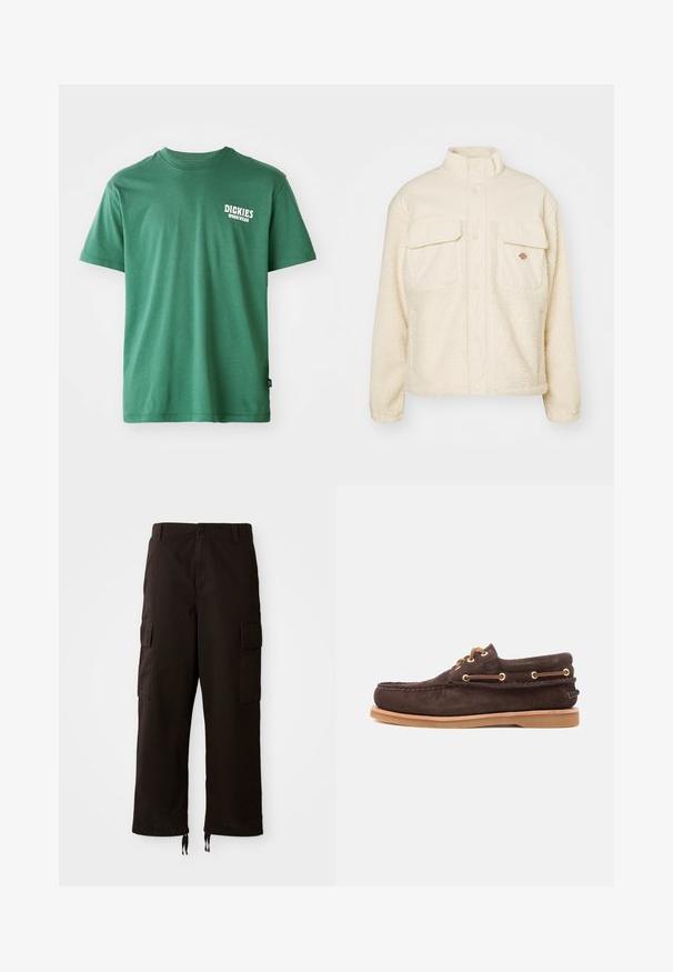 Chaqueta de forro polar color crema con parte superior de tejido liso y parte inferior de sherpa texturizada. Cuenta con dos bolsillos en el pecho y un cierre frontal a presión.; Camiseta de algodón verde con cuello redondo, mangas cortas y un logo blanco en el lado izquierdo del pecho. Textura suave y corte relajado.; Pantalones cargo negros con un corte relajado, que cuentan con dos bolsillos laterales, cierre de botón y cuerdas ajustables en el dobladillo.; Zapato de barco de ante marrón con cordones de cuero, ojales dorados, punta mocada cosida y suela de goma marrón claro sobre fondo blanco.