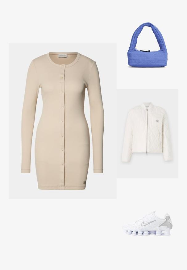 Guess Jeans QUILTED PUFFER JACKET - Bombera - pristine white; Beige pruhovaný pletený kardigán s dlhými rukávmi, zaobleným výstrihom a predným gombíkovým zapínaním. Má malé logo na leme.; Biele športové topánky s jemnou sieťovinou na hornej časti, striebornými detailmi a jedinečným dizajnom podpätka v tvare cievky. Majú polstrovaný golier a šnurovanie pre lepšie udržanie na nohe.; Prešívaná modrá kabelka s prehnutou rukoväťou a zipsovým uzáverom, obsahujúca embosovanú značku a mäkkú, textúrovanú tkaninu.