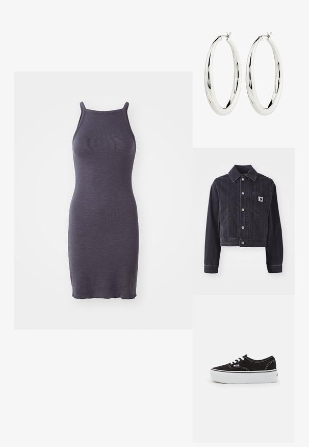 Chaqueta de mezclilla oscura con rayas verticales, diseño corto, cuello puntiagudo, cierre delantero de botones y bolsillo en el pecho con parche de logo.; Vestido bodycon acanalado en púrpura oscuro, con tirantes finos y una silueta ajustada, confeccionado en un tejido de punto elástico.; Zapatilla de lona negra con suela de plataforma de goma blanca, que presenta cordones y costuras blancas, con branding icónico en el lateral, diseño de corte bajo.; Pendientes de aro de plata con una superficie lisa y reflectante. Forma redonda y grande con un cierre seguro en la parte superior. El acabado pulido resalta el brillo.