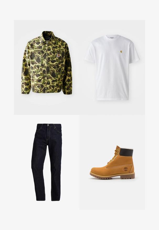 Camouflage jack gemaakt van katoen in groene en bruine tinten. Heeft een ritsluiting, kraag en zijzakken. Reflecterende logopatch als detail.; Witte katoenen t-shirt met korte mouwen en ronde hals, voorzien van een klein gouden logo op de linkerkant van de borst. Zachte textuur en een normale pasvorm.; Donkerblauwe spijkerbroek met een rechte pasvorm, voorzien van gele stiksels, vijf zakken en een klassieke knoop- en ritsluiting.; Bruine leren enkellaars met metalen oogjes, witte faux bont voering, zwarte gewatteerde kraag, robuuste zool en een reliëflogo aan de zijkant.