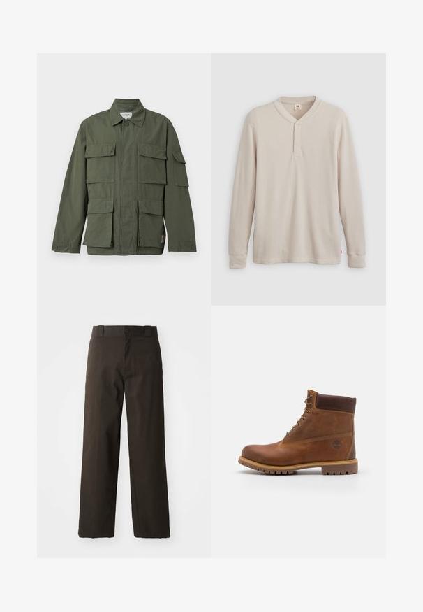 Olijfgroene jas in militaire stijl met vier klepzakken aan de voorkant, knoopmanchetten, kraag en verborgen ritssluiting aan de voorkant.; Lange mouwen henley-shirt in lichtbeige ribbelstof, met een V-hals, een drieknoopsluiting en manchetten. Rode logo-label aan de onderkant.; Zwarte katoenen broek met een recht model, voorzien van een knoopsluiting en een klassieke tailleband. Gladde textuur, zonder patronen of accenten.; Bruine leren wandelschoen met een gladde afwerking, gevoerde enkel, metalen oogjes en een rubberen zool met een robuust profiel.