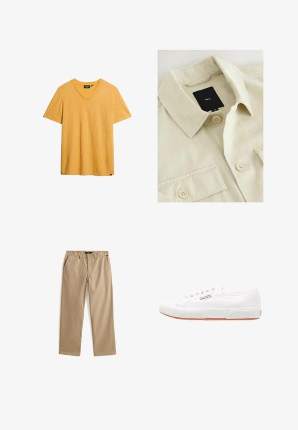 Beige skjorte med knapper, spids krave, brystlomme og sort mærkelabel med teksten "NEXT" inde i halsudskæringen.; Gul v-hals t-shirt lavet af blødt, struktureret stof. Korte ærmer og en afslappet pasform. Har et lille mærke på den nederste side.; Beige chinos med lige ben lavet af let bomuldsstof. Har to forlommer og lukning med knap. Glat struktur, minimal dekoration.; Hvide kanvas sneakers med gummisål, snørebåndsdesign og et lille logo mærke på siden. Tekstureret hvid overdel og brun ydersål.