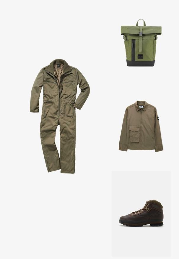 Olivegrüne leichte Jacke mit Reißverschluss, Punktkragen, einer Brusttasche und elastischen Bündchen. Strukturierter Stoff mit einem Gittermuster.; Olivgrüner Overall aus strapazierfähigem Material, mit Reißverschluss vorne, geripptem Kragen und mehreren mit Reißverschluss versehenen Taschen auf der Brust und an den Seiten.; Brauner Leder-Wanderschuh mit grünem Stoffkragen. Besitzt Metall-Schnürhaken, Gummisohle und strukturiertes Profil für besseren Halt.; Grüner Rolltop-Rucksack mit schwarzen Akzenten, aus strukturiertem Stoff, mit einer Fronttasche mit Reißverschluss und verstellbaren Trägern.