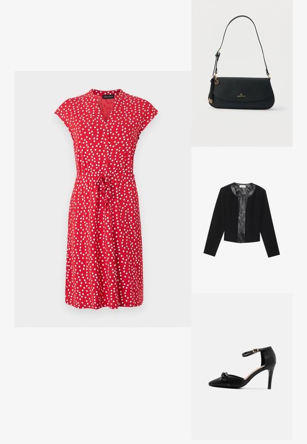 Veste noire courte avec des manches longues, présentant un panneau avant en cuir lisse et un corps en tissu texturé. Encolure ronde, sans fermetures.; Robe rouge longueur genou avec des pois blancs, manches courtes type mancherons, devant boutonné et ceinture à nouer à la taille.; Chaussure noire en cuir à talons hauts avec un bout pointu, une sangle à la cheville et une boucle dorée, mettant en avant un détail de noeud brillant sur le devant.; Sac à bandoulière en cuir noir avec sangle ajustable, logo doré et breloque pompon, design élégant avec rabat incurvé.