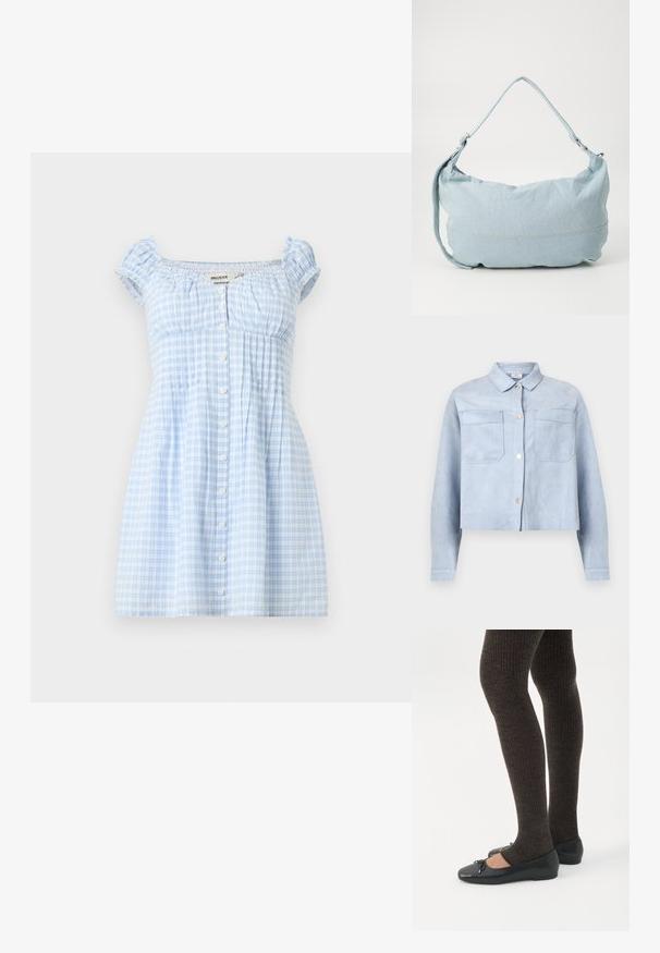 Veste courte bleu clair à boutons, avec deux poches poitrine et manches longues, en matière douce semblable à du daim.; Robe courte à carreaux bleu clair et blanc avec manches bouffantes et fermeture à boutons sur le devant, présentant un col carré et un buste froncé.; Jambes portant des leggings côtelés foncés associés à des ballerines noires avec de petits détails en nœud sur fond blanc.; Sac à dos en denim bleu clair de forme arrondie, avec une bandoulière ajustable et un subtil détail de couture le long du bas. Texture douce.
