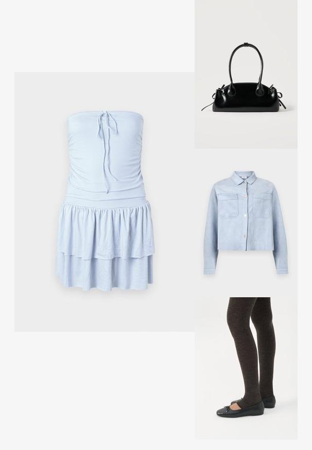 Chaqueta corta abotonada azul claro con dos bolsillos en el pecho y mangas largas, hecha de un material suave similar a la ante.; Vestido sin tirantes de color azul claro con rayas horizontales blancas, con un top fruncido y una falda en capas con volantes. Tejido suave y ligero.; Piernas con leggings oscuros acanalados combinados con bailarinas negras que presentan pequeños detalles de lazo sobre un fondo blanco.; Pequeño bolso negro brillante con dos asas largas y detalles de cordón lateral sobre un fondo claro liso.