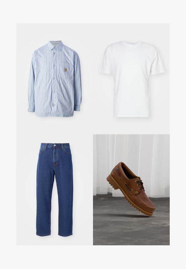 Gestreiftes Hemd in Hellblau und Weiß mit roten Akzenten. Verfügt über eine Brusttasche und lange Ärmel. Hergestellt aus einem glatten Stoff.; Weißes Baumwoll-T-Shirt mit kurzen Ärmeln, Rundhalsausschnitt und glatter Textur. Einfaches Design ohne Muster oder Grafiken.; Hoch taillierte blaue Jeans aus Denim, mit geradem Bein, sichtbaren Nähten und einem Frontknopfverschluss.; Brauner Leder-Bootsschuh mit schwarzen Schnürsenkeln, beigen Nähten und einer robusten Sohle, schwebt über einem grauen Betonboden.