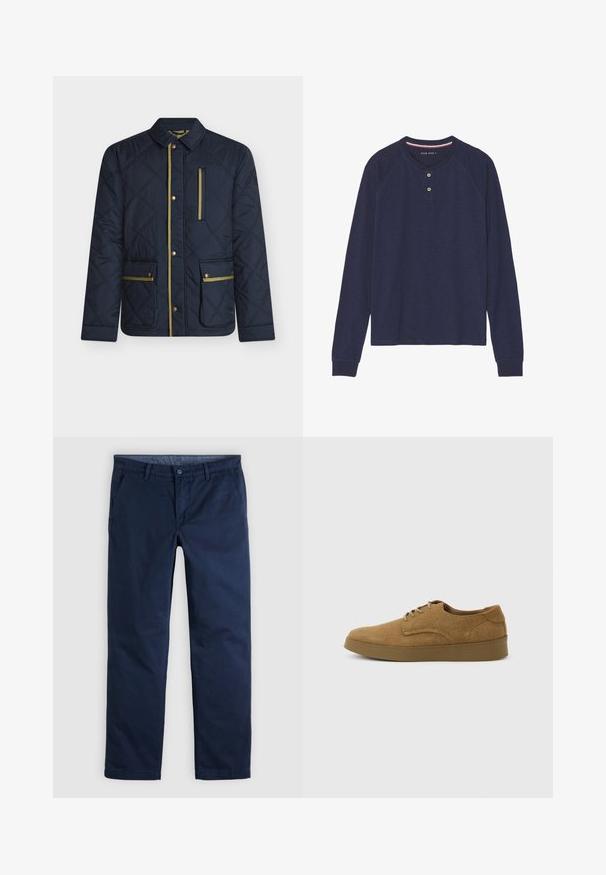 Veste matelassée bleu marine avec des accents dorés, dotée d'un col, de boutons à l'avant et de quatre poches, dont deux avec rabats et deux avec fermetures éclair.; Chemise henley à manches longues, bleu marine, avec un col arrondi, une patte de boutonnage à deux boutons et des poignets côtelés. Texture douce, design décontracté.; Pantalon décontracté pour homme, coupe droite, bleu foncé, avec passants pour ceinture et poches latérales avant, présenté à plat sur un fond neutre.; Chaussure décontractée à lacets en daim marron avec semelle en caoutchouc plate, vue de côté sur un fond clair uni.