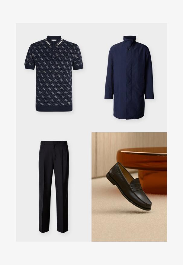Manteau mi-long pour homme bleu marine avec col montant, fermeture à boutons sur le devant et poches latérales sur fond blanc uni.; Polo bleu marine à manches courtes avec motif losange blanc et petite écusson logo "GUESS" près de l'ourlet.; Pantalon noir ajusté à coupe droite, avec un devant plissé et des poches latérales. Confectionné dans un tissu lisse et léger à motif uni.; Chaussure mocassin en cuir noir suspendue au-dessus d’un tapis beige avec du mobilier moderne couleur ambre en arrière-plan.