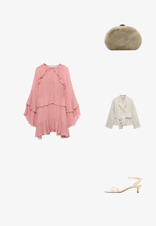 Cremefarbener Damenblazer mit breiten Revers, langen Ärmeln und einem passenden Stoffgürtel, der in der Taille gebunden ist, auf einem weißen Hintergrund flach ausgelegt.; Rosa Chiffonkleid mit lockerer Passform, ausgestattet mit Rüschen am Halsausschnitt, den Ärmeln und dem Saum sowie einem Bindeband am Hals.; Beige Sandale mit niedrigem Absatz, dünnen Riemen, offenem Zeh und Knöchelriemen mit Schnalle auf weißem Hintergrund.; Kleine beige marmorierte Hartschalen-Clutch mit abgerundeter Form und goldfarbenem Verschluss oben.