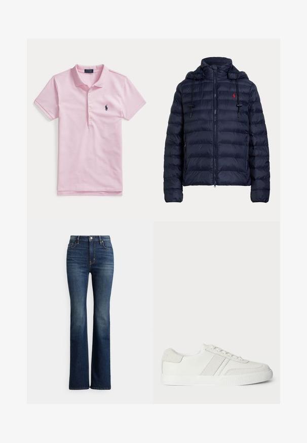 Marineblauwe doorgestikte donsjas met capuchon, rits aan de voorkant, zijzakken en een rood geborduurd logo op de linkerborst.; Lichtroze polo met korte mouwen, kraag, vier knopen en een klein donkerblauw geborduurd logo op de linkerborst.; Donkerblauwe high-waist bootcut jeans met knoopsluiting aan de voorkant en zakken, lichte vervaging op de dijen en knieën, weergegeven tegen een witte achtergrond.; Witte sneaker met een glad leren bovenzijde, suède accenten en platte veters. Voorzien van een geëxtraheerde rubberen zool en een minimalistisch ontwerp.