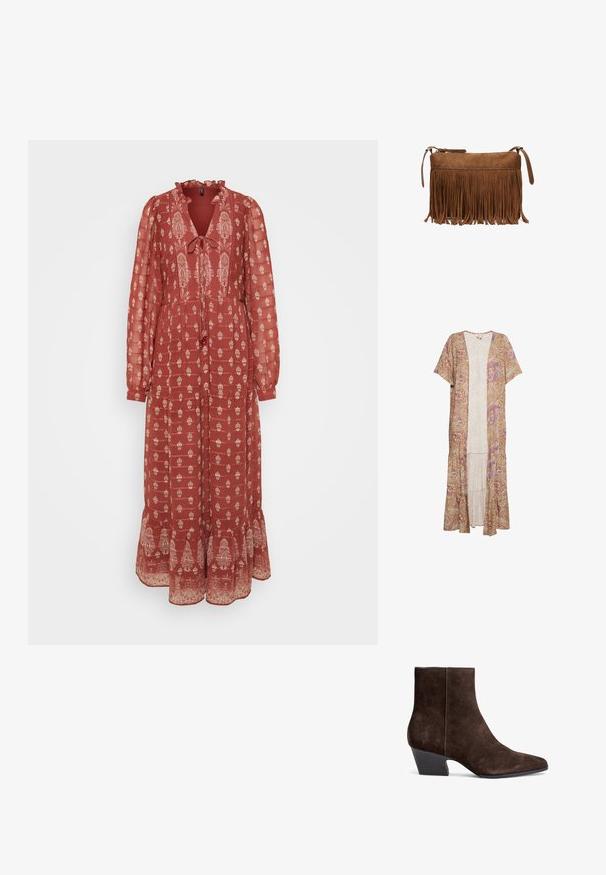 Dlhý, ľahký kimono svetlohnedej farby s paisley vzorom v ružovej a fialovej farbe. Má krátke rukávy a vrstvený lem.; Červené šaty s dlhým rukávom a volánovým výstrihom, s detailemi na viazanie a bielou kvetinovou potlačou. Rozšírený lem so dekoratívnymi akcentmi na spodnej časti.; Hnedé semišové členkové topánky s špicatou špičkou, stredným blokovým podpätkom a minimálnym šitím pre elegantný vzhľad.; Hnedá semišová crossbody kabelka s dlhými strapcami a zipsom na bielom pozadí.