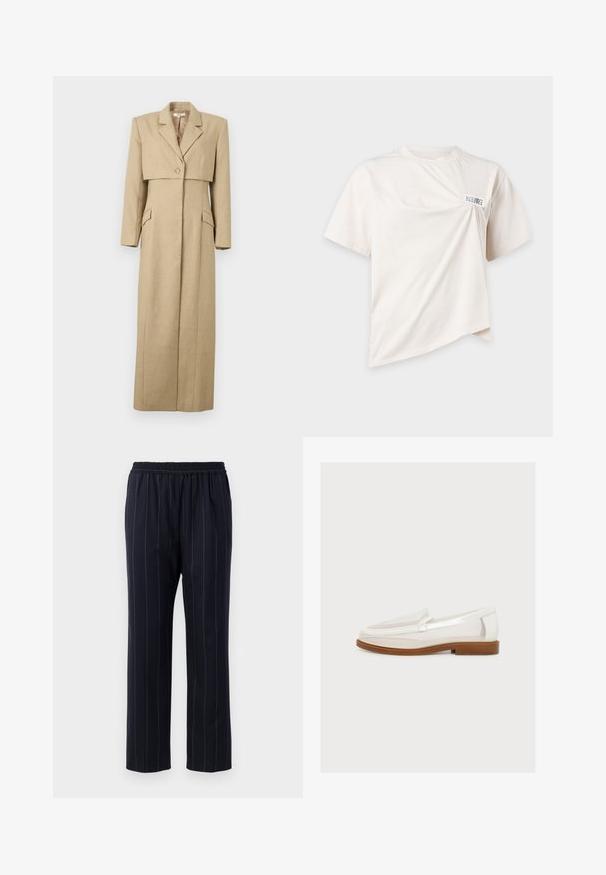 Beige pitkä räätälöity takki, jossa on lyhyt yläkerros, lovipellit, yksinäppäimen suljin, läppätaskut ja pitkät hihat.; Lyhythihainen off-white värinen t-paita, jossa on kiertynyt etuosan yksityiskohta ja pieni suorakulmainen etiketti vasemman olkapään lähellä.; Navy sininen housut, joissa on pystysuorat raitakuviot, joustava vyötärö, suora lahkeiden muotoilu, sileä koostumus ja ei näkyviä taskuja.; Valkoinen slip-on-loafer, jonka sivuilla on läpikuultavaa verkkokangasta ja ruskea pohja, esitetty sivuprofiilina yksiväristä vaaleaa taustaa vasten.