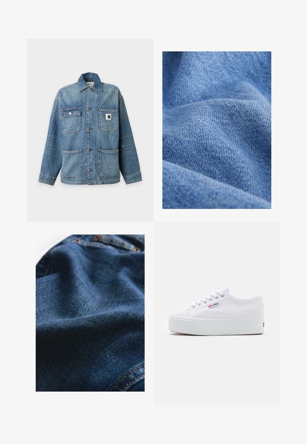 Blauwe spijkerjas met vier voorzakken, metalen knoopsluitingen, een kraag en kleine witte verfvlekken op de stof.; Blauwe denimstof met een zachte textuur, kenmerkend door een strakke weefpatroon en subtiele schaduwvariaties. Gewrikkeld uiterlijk met plooien.; Denimstof in donkerblauw, met een gladde textuur en subtiele geweven variaties, en contrasterende stikseldetails.; Witte canvas sneaker met een dikke witte platformzool, ronde neus en metalen oogjes voor veters. Merkl logo aan de zijkant weergegeven.