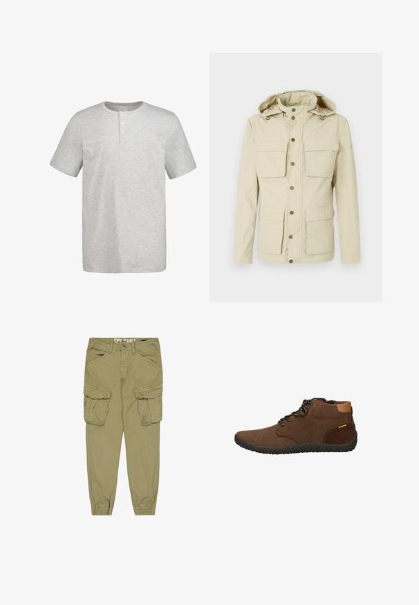 Chaqueta beige clara con capucha, que cuenta con dos bolsillos en el pecho y dos bolsillos inferiores. Cierre con botones a presión y acabado de tela texturizada.; Camiseta henley de manga corta de color gris claro con cuello redondo y tres botones blancos en la tapeta frontal.; Pantalones cargo caqui con múltiples bolsillos laterales, puños elásticos y un ajuste relajado. Hechos de una tela suave, cuentan con un cierre de botón y cremallera.; Zapatos marrones de media altura en ante, con suela de goma negra, cordones redondos y detalles en cuero marrón claro en el talón y el costado. Detalles texturizados presentes.