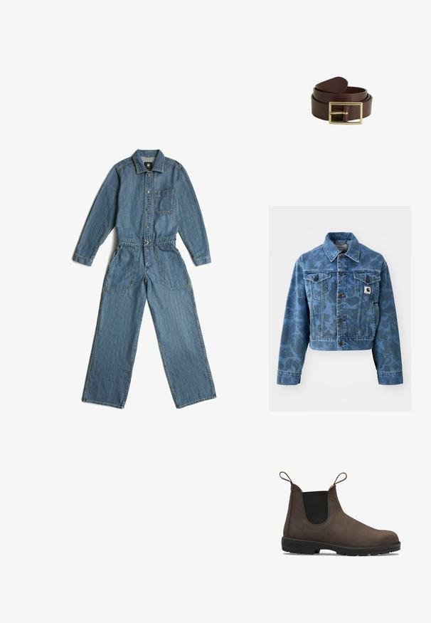Kurze Jeansjacke in Blau mit subtilen Camouflage-Muster, ausgestattet mit einem spitzen Kragen, Fronttaschen und dunklen Knöpfen. Carhartt-Logo-Patch.; Jeansblauer Overall mit langen Ärmeln, Knopfleiste vorne, Brusttasche, weiten Beinen und Seitentaschen, flach auf weißem Hintergrund gelegt.; Braune Leder-Chelsea-Boots mit elastischen Seitenpanelen, Ziehlaschen und einer Gummisohle, die für Langlebigkeit und einfachen Tragekomfort entwickelt wurden.; Dunkelbrauner Ledergürtel, zusammengerollt mit rechteckiger goldfarbener Metallschnalle, sichtbar auf weißem Hintergrund.