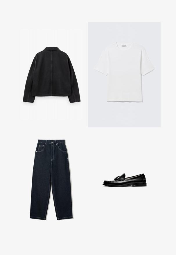 Veste noire à manches longues avec col et coutures visibles, vue de dos sur un fond blanc uni.; T-shirt blanc uni à manches courtes et col rond, avec une petite étiquette "WEEKDAY" à l'intérieur du col arrière, présenté à plat.; Jean en denim foncé à jambes larges avec des coutures blanches contrastées, cinq poches et une fermeture bouton. Présente un design taille haute.; Mocassin en cuir noir avec pompons, talon bas et détails cousus, présenté de côté sur fond blanc.