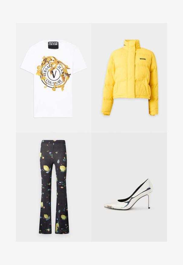 Hellgelbe kurze Steppjacke mit hohem Kragen, seitlichen Taschen und schwarzem Moschino-Logo auf der linken Brust.; Weißes Baumwoll-T-Shirt mit einem runden Grafikdesign, das schwarze und goldene Motive enthält, darunter ein kreisförmiges Logo und dekorative Elemente.; Schwarze Schlaghosen mit einem bunten Zitronen- und kleinem Blumenmuster, das über den Stoff verteilt ist.; Silberner Metallic-Pumps mit spitz zulaufender Vorderkappe, dünnem Stiletto-Absatz und "Versace Jeans Couture"-Logo an der Spitze.