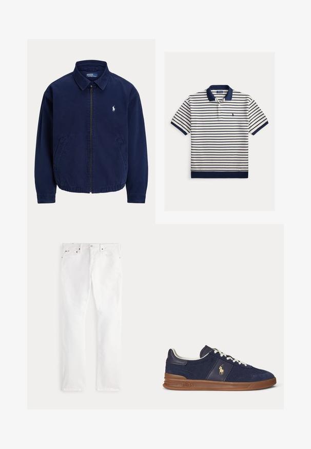 Donkerblauw jack met rits en kraag, twee voorzakken en klein wit geborduurd logo op de linkerborst.; Wit polohemd met korte mouwen met marineblauwe horizontale strepen, een marineblauwe kraag en een klein geborduurd logo op de linkerborst.; Witte rechte jeans met vijfzakkenontwerp en knoopsluiting, plat uitgestald op een neutrale achtergrond.; Marineblauwe lage sneaker met witte veters, bruine zool en Polo-spelerlogo aan de zijkant, gezien van links.