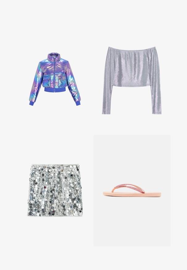 Iridescent croppet pufferjakke med høj krave, lynlåslukning, to forlommer og elastiske manchetter og kant i lilla og blå nuancer.; Off-the-shoulder langærmet top i skinnende sølv stof, med en afslappet pasform og tekstureret overflade med lodrette striber.; Mini nederdel dækket af sølv palietter med lige snit og skjult elastik i taljen.; Lyserød flip-flop med en glitrende rem, tekstureret gummisål og enkelt fladt design. Der er detaljer som et skinnende forbindelsesstykke.