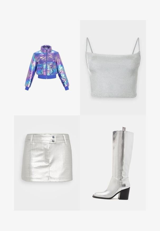 Iridescent cropped pufferjack uit met een hoge kraag, ritssluiting, twee voorzakken en elastische mouwen en zoom in paarse en blauwe tinten.; Zilverkleurige metallic gebreide crop top met dunne verstelbare bandjes. Strak model en gladde textuur. Geen patronen of zichtbare hardware details.; Zilveren faux leren rok met een gestructureerd krokodillenpatroon, voorzien van twee blauwe knoopaccenten en een aansluitend ontwerp.; Kniehoog zilveren leren laarzen met een vierkante neus, benadrukt door een glanzende metallic afwerking en een stevige zwarte blokhak.