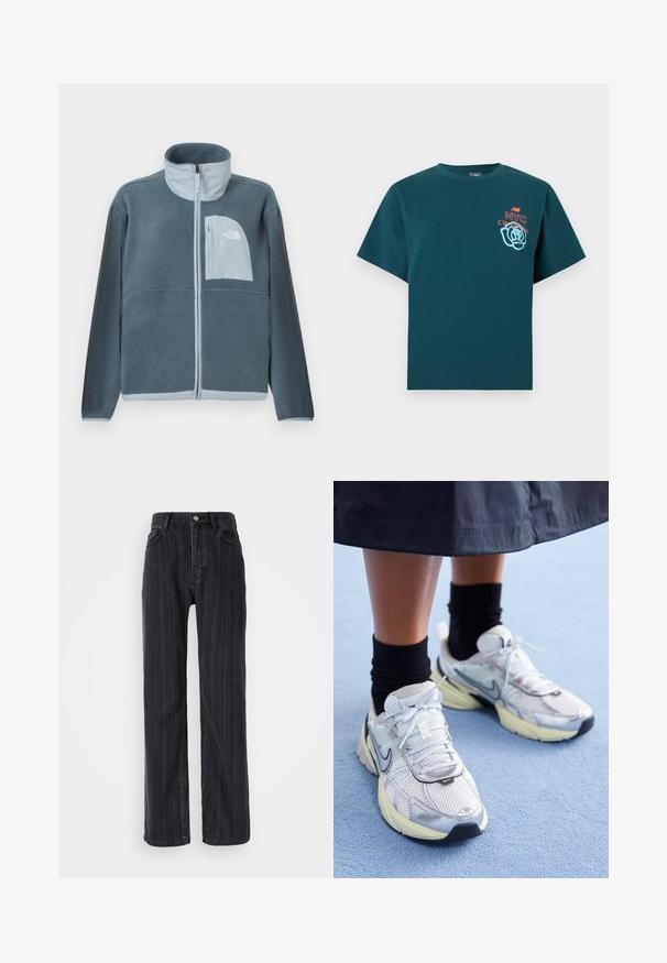 Lyseblå fleecetrøje med fuld lynlås foran og brystlomme med The North Face-logo på højre side.; Mørkegrønblå T-shirt med korte ærmer med teksten "NYC City park tour" og blåt blomsterprint på venstre bryst.; Højtaljede sorte denimjeans med lodrette striber, lige ben og metalknaplukning fortil.; Hvide og sølv Nike sneakers med mesh-stof, reflekterende detaljer og en beige sål. Bæres med sorte sokker og står på en blå overflade.