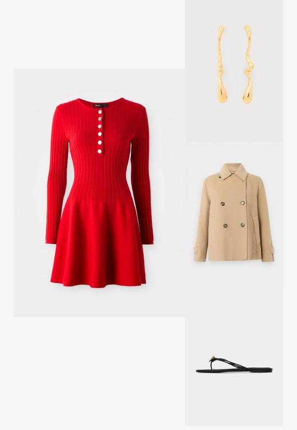 Manteau beige en laine à double boutonnage avec quatre boutons foncés, col cranté, poches latérales et bracelets de manche réglables.; Robe en tricot côtelé rouge avec manches longues, corsage ajusté et jupe évasée. Présente un col rond et cinq boutons blancs à l'avant.; Sandale plate noire en forme de tongs avec plusieurs fines lanières et une petite déco dorée en forme de larme sur la lanière avant.; Boucles d'oreilles pendantes asymétriques en or avec des formes fluides et irrégulières, présentant des lignes courbes et lisses se terminant en gouttes, sur un fond blanc uni.