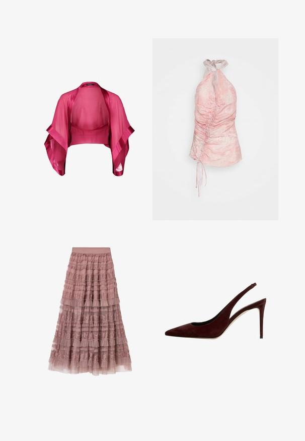 Kort kimono-stil jakke i pink lavet af gennemskinneligt stof med brede, svævende ærmer og en glat satinfinish langs kanterne.; Materiel GATHERED HALTER - Bluse - dyed pink; Lang, lagdelt nederdel i blød mauve blonder og tulle. Har flæser, indviklede blonde mønstre og en rynket talje for ekstra tekstur.; Mørkerød suede slingback pump med spids tå og stiletto hæl, set fra siden på en hvid baggrund.