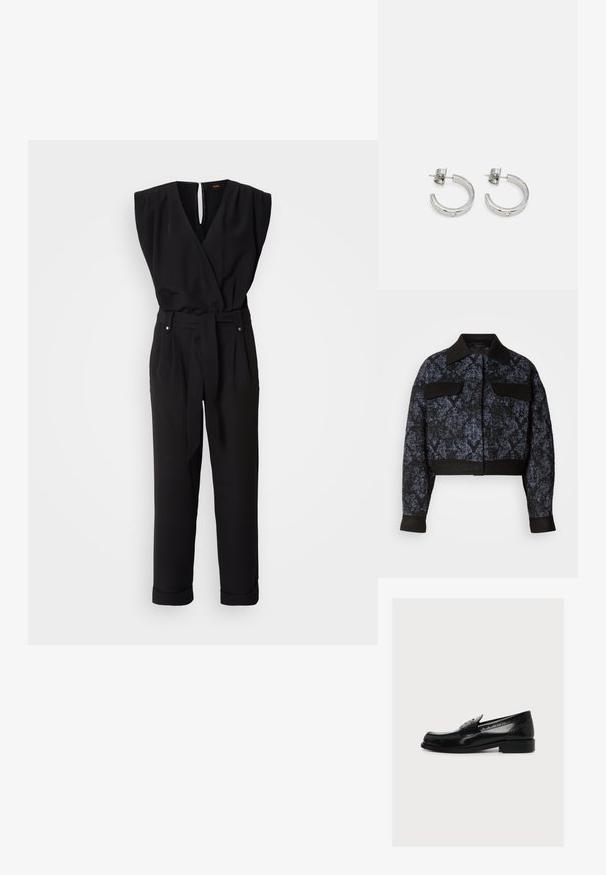 Sort og mørkeblå tekstureret cropped jakke med lange ærmer, bred krave og to klaplommer på brystet på en hvid baggrund.; Sort ærmeløs jumpsuit med en indviklet design, bælte i taljen, lige ben og V-udskæring. Har en nøglehul-rygåbning og sidelommer.; Sort læderloafers med dekorative perforeringer og en lav hæl, vist fra siden på en ensfarvet lys baggrund.; kate spade new york HUGGIES - Øreringe - clear/silver-coloured