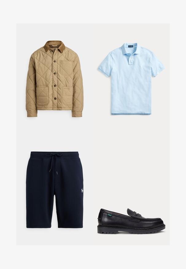 Beige gesteppte Jacke mit Cordkragen, vorne mit Taschen, braunen Knöpfen und einem gestickten Logo auf der unteren Tasche.; Hellblaues Polo Ralph Lauren Kurzarm-Shirt mit Kragen, Zwei-Knopf-Leiste und dezent gesticktem Logo auf der Brust.; Marineblaue Baumwoll-Sportshorts mit elastischem Bund, Kordelzug und Logo-Akzent auf der linken Seite. Glatte Textur, knielang.; Schwarzer Lederloafer mit dicker Profilsohle und kleinem grünen "Polo"-Etikett an der Außenseite nahe der Ferse.