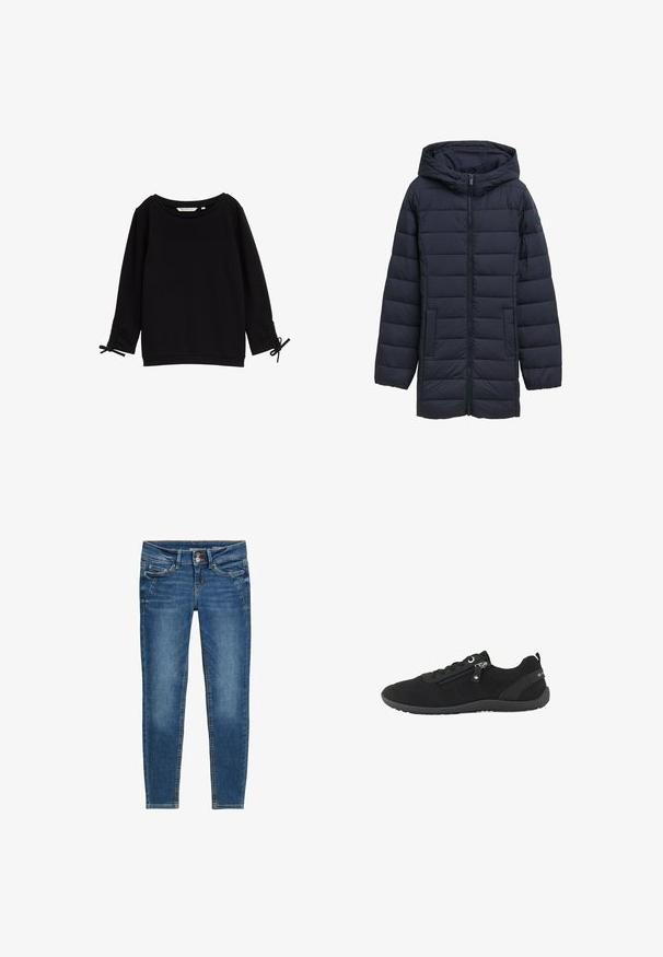 Marineblauwe gewatteerde jas met capuchon, voorrits, twee zijzakken en een horizontaal gestikt ontwerp. Glad textuur en minimale detaillering.; Zwarte sweatshirt met textuur, brede halslijn, lange mouwen en verstelbare koorden bij de manchetten. Zachte stof, minimalistisch ontwerp.; Blauwe denim skinny jeans met een soepele textuur, een vijf-pocket ontwerp, koperen klinknagelaccenten en contrasterende oranje stiksels.; Zwarte lage sneaker met mesh bovenwerk, zijrits, veters en rubberen zool, ontworpen voor casual gebruik.