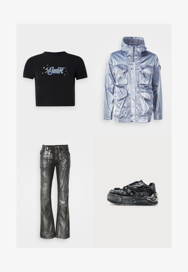 Silberne wasserdichte Jacke mit Reißverschluss, verstellbare Kapuze und vier Fronttaschen. Verfügt über eine glänzende Textur und Druckknöpfe.; Schwarzes, kurzes T-Shirt aus Baumwolle mit rundem Ausschnitt, das auf der Vorderseite ein blaues und weißes "GmbH"-Logo zeigt, umgeben von kleinen Sternen.; Schwarze Jeans mit weitem Beinschnitt und glänzender, silberner Oberfläche, ausgestattet mit vier Taschen und sichtbaren Nähten. Die Textur zeigt einen gebürsteten, metallischen Effekt.; Schwarzer klobiger Sneaker mit dicker Sohle, Schnürdesign, strukturierten Riemen und Metallakzenten an Ferse und Seiten vor hellem Hintergrund.
