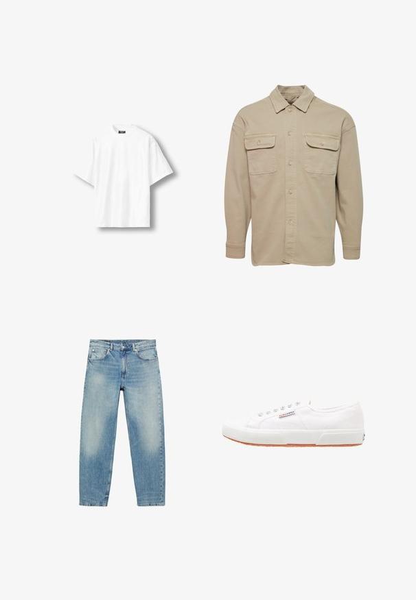 Beige overheadshirt van een katoenmix, met een puntige kraag, twee borstzakken en lange mouwen met knoopmanchetten.; Effen wit oversized T-shirt met korte mouwen en een ronde hals, met een zwart label aan de binnenkant van de achterkant van de kraag, getoond op een lichte achtergrond.; Jeans met rechte pijpen van blauwe denim, met voorzakken en riemlussen, met lichte vervaagde details op dijen en knieën.; Witte canvas sneakers met een rubberen zool, vetersluiting en een klein logolabel aan de zijkant. Gewreven wit bovenwerk en een bruine zool.