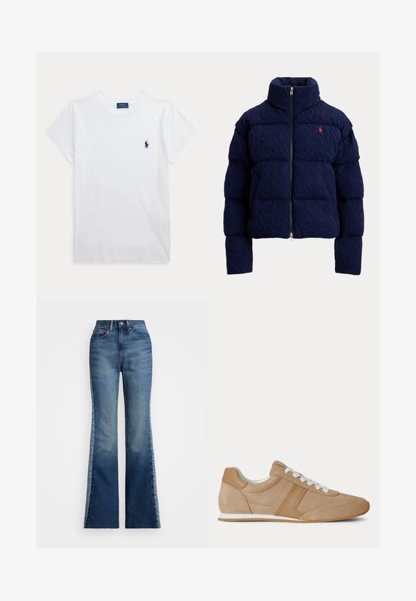 Marineblaue gesteppte Daunenjacke mit Zopfmuster-Struktur, hohem Kragen, Frontreißverschluss und kleinem roten besticktem Logo auf der Brust.; Weißes T-Shirt mit kurzen Ärmeln und Rundhalsausschnitt mit kleinem dunkelblauem Polo Ralph Lauren Logo auf der linken Brust.; Polo Ralph Lauren FLARE JEAN - Flared Jeans - boyne wash; Hellbrauner Veloursleder- und Ledersneaker in niedriger Ausführung mit weißen Schnürsenkeln und weißer Gummisohle, von der Seite auf weißem Hintergrund gezeigt.