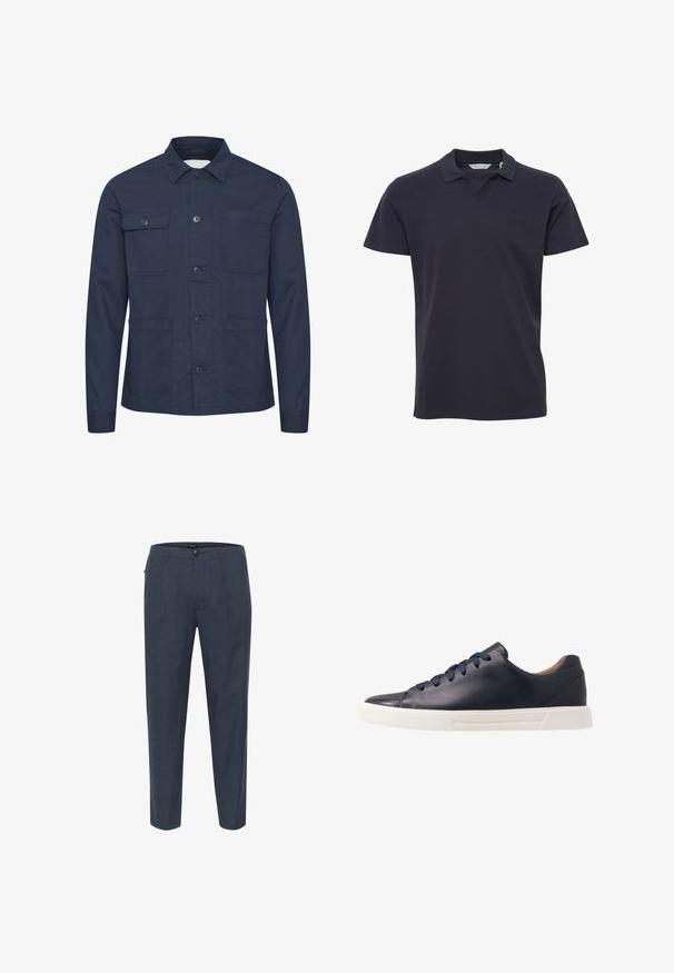 Donkerblauwe knoopjack van zacht materiaal, met twee borstzakken en twee voorzakken. Minimalistisch ontwerp met een kraag.; Marineblauwe polo gemaakt van katoen, met een klassieke kraag, korte mouwen en een subtiel logo op de borst. Gladde textuur.; Donkerblauwe tapse herenbroeken met knoopsluiting, riemlussen en zijzakken, gepresenteerd op een witte achtergrond.; Marineblauwe leren sneakers met een gladde afwerking, platte witte rubberen zool, ronde neus en zes marineblauwe veters die door ronde oogjes zijn geregen.