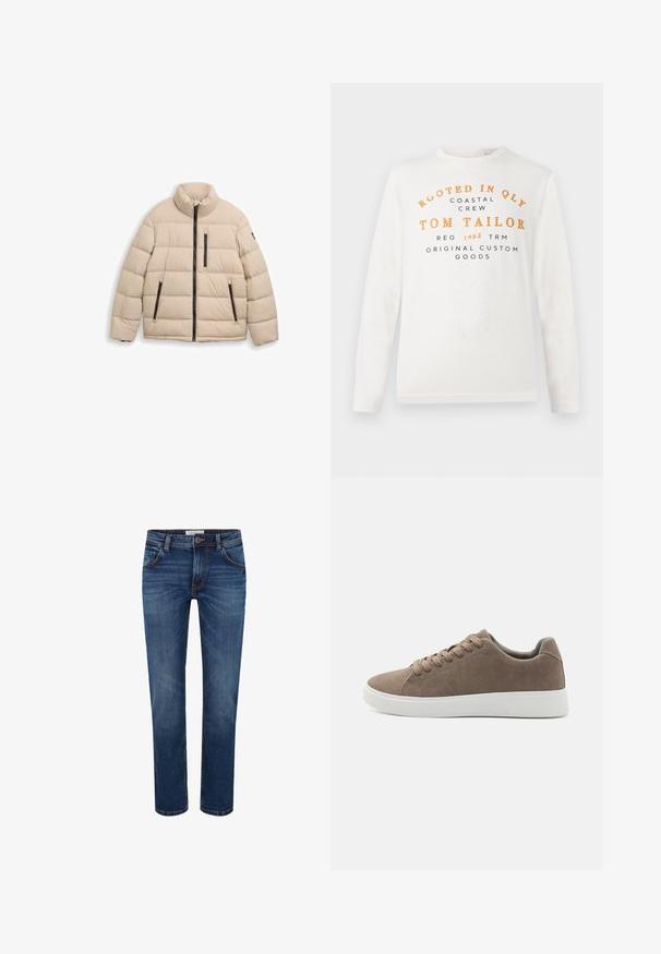 TOM TAILOR SPORTY PUFFER - Χειμωνιάτικο μπουφάν - light cashmere; Λευκό πουκάμισο με μακριά μανίκια που έχει πορτοκαλί και μαύρο κείμενο που γράφει "Rooted in QLY Coastal Crew Tom Tailor Reg 1962 TRM Original Custom Goods" μπροστά.; Μπλε τζιν με ίσια γραμμή, εμπρόσθιες τσέπες, θηλιές για ζώνη, κούμπωμα με κουμπιά και ξεθωριασμένες περιοχές στους μηρούς και τα γόνατα.; Καφέ σουέτ αθλητικά παπούτσια με επίπεδες λευκές καουτσούκ σόλες, σχέδιο με κορδόνια, στρογγυλή μύτη και λεία υφή. Μινιμαλιστικό στυλ με διακριτές ραφές.