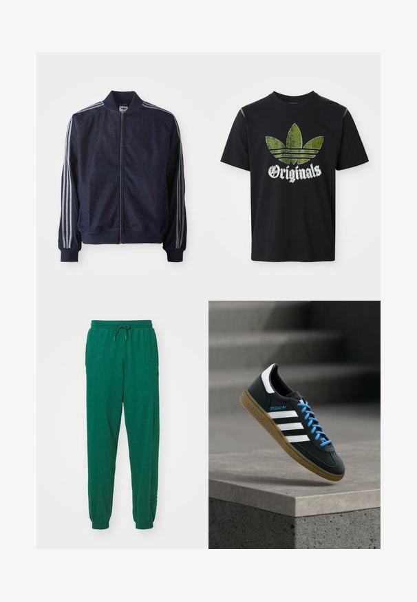 Marineblauwe denimjack met een ritssluiting aan de voorkant, geribbelde manchetten en drie witte strepen langs elke arm. Het heeft een klein logo op de borst.; Zwarte katoenen t-shirt met een versleten groene grafiek met drie strepen en het woord "Originals" hieronder in het wit, ronde halslijn, korte mouwen.; Groene katoenen joggingsbroeken met een trekkoord in de taille, elastische boorden en zijzakken. De stof lijkt zacht met een gladde textuur.; Zwarte Adidas-sneaker met witte strepen, blauwe veters en een gumzool die boven een grijze betonnen trede zweeft in zacht licht.