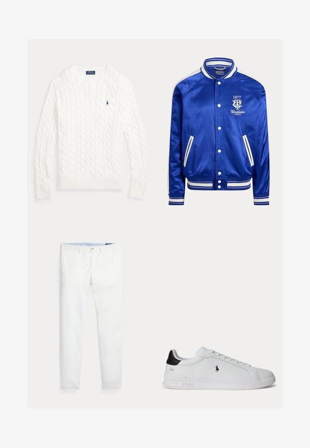 Veste varsity en satin bleu avec col, poignets et ourlet rayés blancs, boutons-pression blancs et logo Wimbledon Polo 1877 sur la poitrine.; Pull en coton blanc à maille torsadée, col rond, manches longues, poignets et ourlet côtelés, avec petit logo Polo Ralph Lauren bleu sur la poitrine.; Chinos en coton blanc coupe slim, dotés d'une fermeture à un bouton doré et d'une ceinture intérieure bleu clair. Texture lisse sans motifs.; Baskets basses blanches avec languette de talon noire, lacets et logo Polo Ralph Lauren sur le côté, présentant des détails en relief sur la semelle.
