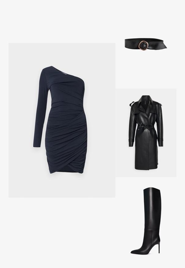 Norma Kamali DOUBLE BREASTED - Trenchcoat - black; Dunkelblaues Kleid mit einem langen Ärmel, das mit gerafftem Stoff und einem drapierten Design versehen ist, wodurch ein strukturiertes Erscheinungsbild entsteht.; Knöchelhohe schwarze Leder-Stiletto-Stiefel mit spitzem Zeh. Glatte Textur, strukturiertes Design und schmaler hoher Absatz. Keine sichtbaren Beschläge oder Muster.; Schwarzer Ledergürtel mit breitem Band und großer unregelmäßiger kupferfarbener Metallschnalle.